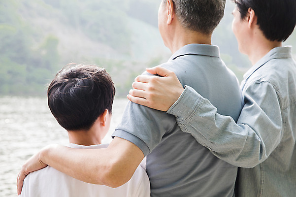 포토 JPG 주간 응시 노년 남자 어린이 40대 가족 서기 사람 상반신 성인 야외 뒷모습 10대 세명 강 한국인 삼대 70대 남이섬 부자3대 부자지간 남자만 어깨에손 국내포토 자연요소 시선 아들 뷰포인트 섬 중년 관계 모션 청소년 동양인 아빠 강원도 파일형식