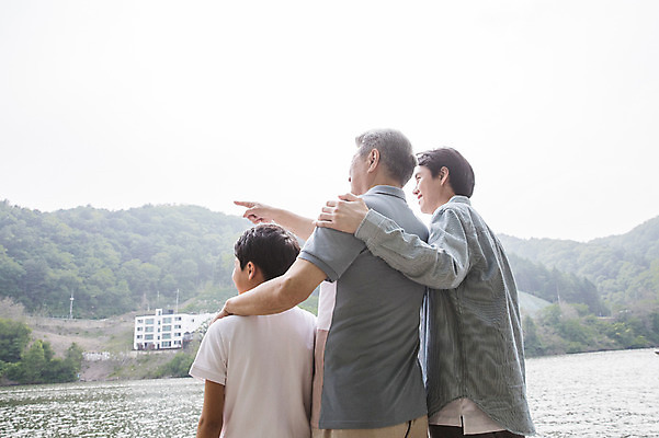 포토 JPG 주간 응시 노년 남자 어린이 40대 가족 서기 미소 사람 상반신 성인 야외 뒷모습 10대 세명 강 한국인 가리킴 숲 별장 삼대 펜션 70대 남이섬 부자3대 부자지간 남자만 어깨에손 국내포토 자연요소 시선 아들 뷰포인트 섬 중년 관계 모션 청소년 숙소 주택 표정 동양인 손짓 아빠 강원도 파일형식