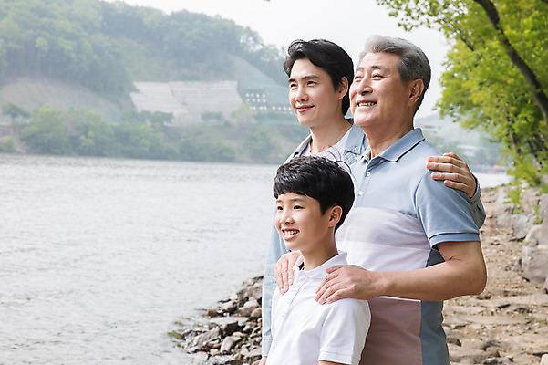 포토 JPG 주간 나무 응시 노년 남자 어린이 40대 가족 서기 미소 사람 상반신 성인 야외 옆모습 10대 세명 강 한국인 암석 강가 삼대 70대 남이섬 부자3대 부자지간 남자만 어깨에손 국내포토 자연요소 식물 시선 아들 뷰포인트 섬 중년 관계 모션 청소년 표정 동양인 돌_바위 아빠 강원도 파일형식
