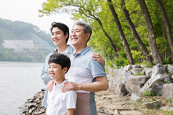 포토 JPG 주간 나무 응시 노년 남자 어린이 40대 가족 서기 미소 사람 상반신 성인 야외 옆모습 10대 세명 강 한국인 암석 강가 삼대 70대 남이섬 부자3대 부자지간 남자만 어깨에손 국내포토 자연요소 식물 시선 아들 뷰포인트 섬 중년 관계 모션 청소년 표정 동양인 돌_바위 아빠 강원도 파일형식