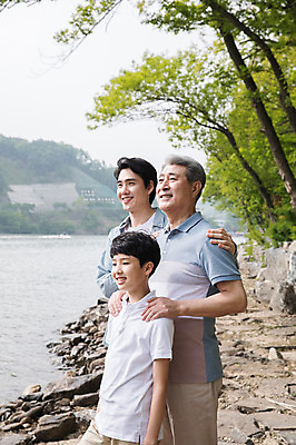 포토 JPG 주간 나무 응시 노년 남자 어린이 40대 가족 서기 미소 사람 상반신 성인 야외 옆모습 10대 세명 강 한국인 암석 강가 삼대 70대 남이섬 부자3대 부자지간 남자만 어깨에손 국내포토 자연요소 식물 시선 아들 뷰포인트 섬 중년 관계 모션 청소년 표정 동양인 돌_바위 아빠 강원도 파일형식
