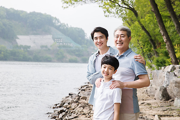포토 JPG 주간 나무 응시 노년 남자 어린이 40대 가족 서기 미소 사람 상반신 성인 야외 앞모습 10대 세명 강 한국인 암석 강가 삼대 70대 남이섬 부자3대 부자지간 남자만 어깨에손 국내포토 자연요소 식물 시선 아들 뷰포인트 섬 중년 관계 모션 청소년 표정 동양인 돌_바위 아빠 강원도 파일형식