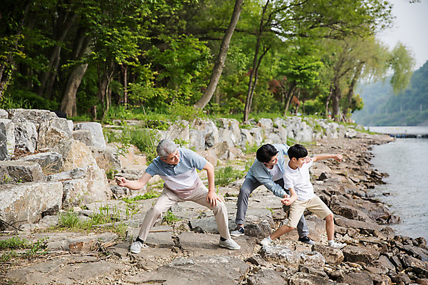 포토 JPG 주간 전신 나무 노년 남자 어린이 40대 포즈 가족 사람 성인 야외 앞모습 10대 세명 강 한국인 암석 가르침 숲 강가 삼대 70대 자세교정 남이섬 물수제비 부자3대 부자지간 남자만 국내포토 자연요소 식물 교육 아들 뷰포인트 섬 중년 관계 청소년 동양인 돌_바위 아빠 연습 강원도 파일형식