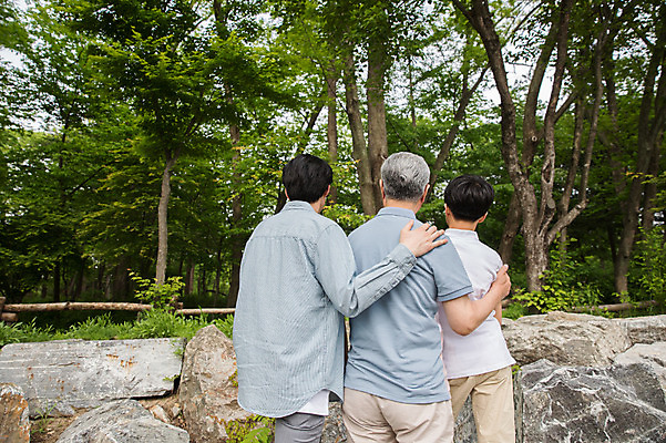 포토 JPG 주간 나무 응시 노년 남자 어린이 40대 가족 서기 사람 상반신 성인 야외 뒷모습 10대 세명 울타리 한국인 암석 숲 삼대 70대 남이섬 부자3대 부자지간 남자만 어깨에손 국내포토 자연요소 식물 시선 아들 뷰포인트 섬 중년 관계 모션 청소년 동양인 담장 돌_바위 아빠 강원도 파일형식