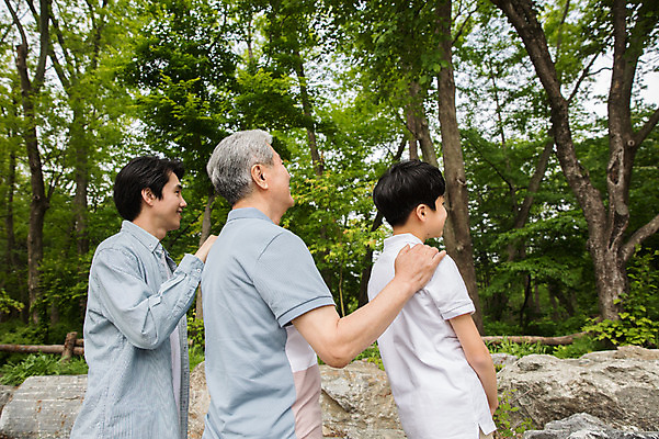 포토 JPG 주간 나무 응시 노년 남자 어린이 40대 가족 미소 사람 상반신 성인 야외 옆모습 10대 세명 한국인 암석 숲 삼대 70대 남이섬 부자3대 부자지간 남자만 어깨에손 국내포토 자연요소 식물 시선 아들 뷰포인트 섬 중년 관계 모션 청소년 표정 동양인 돌_바위 아빠 강원도 파일형식