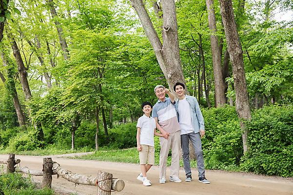 포토 JPG 주간 전신 나무 응시 노년 남자 어린이 40대 가족 미소 사람 성인 야외 앞모습 10대 세명 울타리 걷기 손잡기 산책 한국인 가리킴 숲 삼대 70대 공원길 남이섬 부자3대 흙길 부자지간 남자만 국내포토 자연요소 식물 시선 길 아들 뷰포인트 섬 중년 관계 모션 청소년 휴식 표정 동양인 손짓 담장 흙 아빠 강원도 파일형식