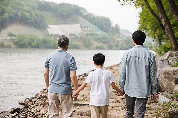 포토 JPG 주간 나무 노년 남자 어린이 40대 가족 사람 상반신 성인 야외 뒷모습 10대 세명 강 걷기 손잡기 산책 한국인 숲 강가 삼대 언덕 70대 남이섬 부자3대 부자지간 남자만 국내포토 자연요소 식물 아들 뷰포인트 섬 중년 관계 모션 청소년 휴식 동양인 아빠 강원도 파일형식