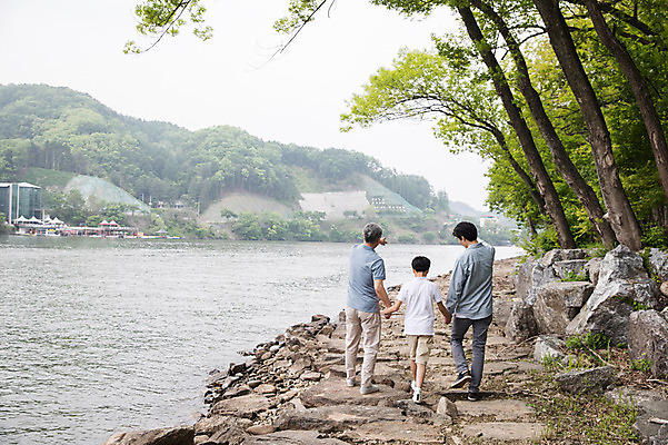 포토 JPG 주간 전신 나무 노년 남자 어린이 40대 가족 사람 성인 야외 뒷모습 10대 세명 강 걷기 손잡기 산책 한국인 암석 강가 삼대 70대 남이섬 부자3대 부자지간 남자만 국내포토 자연요소 식물 아들 뷰포인트 섬 중년 관계 모션 청소년 휴식 동양인 돌_바위 아빠 강원도 파일형식