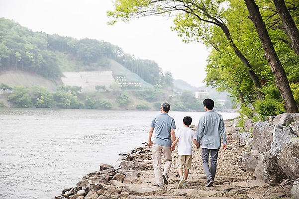 포토 JPG 주간 전신 나무 노년 남자 어린이 40대 가족 사람 성인 야외 뒷모습 10대 세명 강 걷기 손잡기 산책 한국인 암석 강가 삼대 70대 남이섬 부자3대 부자지간 남자만 국내포토 자연요소 식물 아들 뷰포인트 섬 중년 관계 모션 청소년 휴식 동양인 돌_바위 아빠 강원도 파일형식