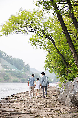 포토 JPG 주간 전신 나무 노년 남자 어린이 40대 가족 사람 성인 야외 뒷모습 10대 세명 강 걷기 손잡기 산책 한국인 강가 삼대 70대 남이섬 부자3대 부자지간 남자만 국내포토 자연요소 식물 아들 뷰포인트 섬 중년 관계 모션 청소년 휴식 동양인 아빠 강원도 파일형식