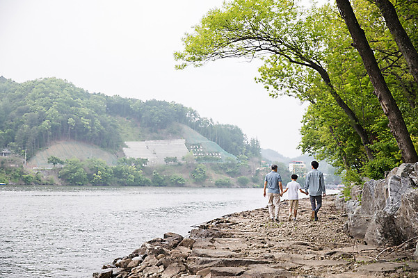포토 JPG 주간 전신 나무 노년 남자 어린이 40대 가족 산 사람 풍경 성인 야외 뒷모습 10대 세명 강 걷기 손잡기 산책 한국인 강가 삼대 70대 남이섬 부자3대 부자지간 남자만 국내포토 자연요소 식물 아들 뷰포인트 섬 중년 관계 모션 청소년 휴식 동양인 아빠 강원도 파일형식