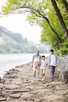 포토 JPG 주간 전신 나무 노년 남자 어린이 40대 가족 미소 사람 성인 야외 앞모습 10대 세명 강 걷기 손잡기 산책 한국인 강가 삼대 70대 남이섬 부자3대 부자지간 남자만 국내포토 자연요소 식물 아들 뷰포인트 섬 중년 관계 모션 청소년 휴식 표정 동양인 아빠 강원도 파일형식