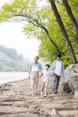 포토 JPG 주간 전신 나무 노년 남자 어린이 40대 가족 사람 성인 야외 앞모습 10대 세명 강 걷기 손잡기 산책 한국인 암석 강가 삼대 70대 남이섬 부자3대 부자지간 남자만 국내포토 자연요소 식물 아들 뷰포인트 섬 중년 관계 모션 청소년 휴식 동양인 돌_바위 아빠 강원도 파일형식