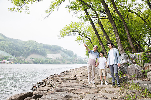 포토 JPG 주간 전신 나무 응시 노년 남자 어린이 40대 가족 서기 미소 사람 성인 야외 앞모습 10대 세명 강 한국인 암석 가리킴 강가 삼대 70대 남이섬 부자3대 부자지간 남자만 국내포토 자연요소 식물 시선 아들 뷰포인트 섬 중년 관계 모션 청소년 표정 동양인 손짓 돌_바위 아빠 강원도 파일형식
