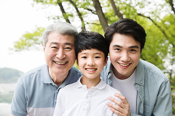 포토 JPG 주간 나무 응시 공원 노년 남자 어린이 40대 가족 미소 사람 상반신 성인 야외 앞모습 10대 세명 강 한국인 삼대 70대 남이섬 부자3대 부자지간 남자만 어깨에손 국내포토 자연요소 식물 시선 공공시설 아들 뷰포인트 섬 중년 관계 모션 청소년 표정 동양인 아빠 강원도 파일형식