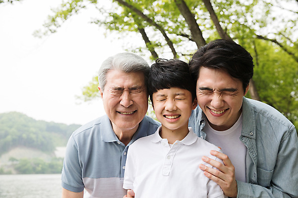 포토 JPG 주간 나무 공원 노년 남자 어린이 40대 가족 사람 상반신 성인 야외 앞모습 10대 세명 강 한국인 찡그림 삼대 70대 남이섬 부자3대 부자지간 남자만 어깨에손 국내포토 자연요소 식물 공공시설 아들 뷰포인트 섬 중년 관계 모션 청소년 표정 동양인 아빠 강원도 파일형식