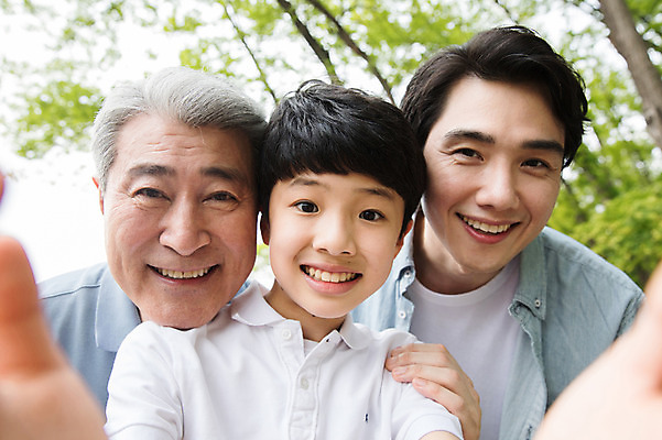 포토 JPG 주간 나무 응시 공원 노년 남자 어린이 40대 가족 미소 사람 근접촬영 상반신 성인 야외 앞모습 10대 세명 한국인 삼대 70대 남이섬 부자3대 부자지간 남자만 어깨에손 국내포토 자연요소 식물 시선 공공시설 아들 뷰포인트 섬 중년 관계 모션 청소년 표정 동양인 아빠 강원도 파일형식