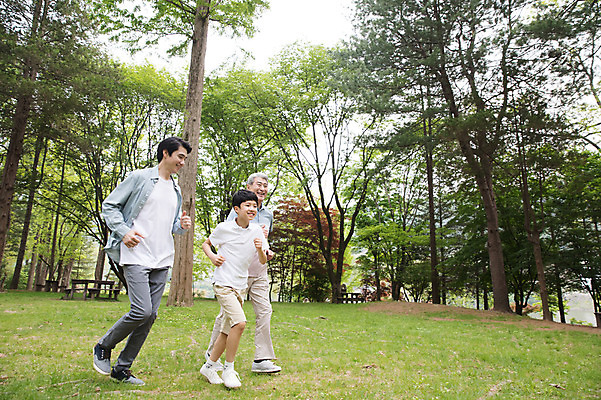 포토 JPG 주간 전신 나무 공원 노년 남자 어린이 40대 가족 사람 잔디 성인 야외 옆모습 10대 세명 달리기 조깅 한국인 숲 삼대 70대 남이섬 부자3대 부자지간 남자만 국내포토 자연요소 식물 공공시설 아들 뷰포인트 섬 중년 관계 모션 청소년 동양인 운동 아빠 강원도 파일형식