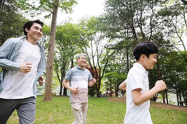 포토 JPG 주간 나무 공원 노년 남자 어린이 40대 가족 미소 사람 잔디 상반신 성인 야외 옆모습 10대 세명 달리기 한국인 숲 삼대 70대 남이섬 부자3대 부자지간 남자만 국내포토 자연요소 식물 공공시설 아들 뷰포인트 섬 중년 관계 모션 청소년 표정 동양인 아빠 강원도 파일형식