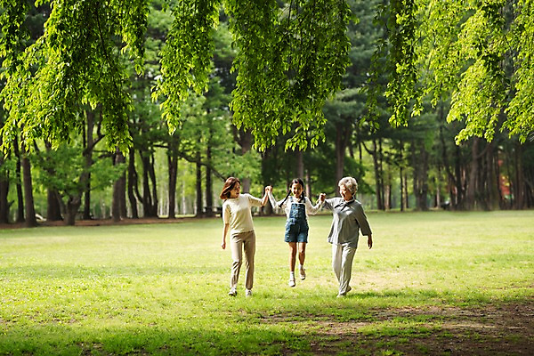 포토 JPG 주간 전신 나무 공원 여자 노년 어린이 가족 모녀 미소 사람 잔디 성인 야외 앞모습 세명 30대 손잡기 점프 산책 한국인 60대 숲 삼대 즐거움 며느리 남이섬 여자만 국내포토 자연요소 식물 공공시설 딸 감정 뷰포인트 섬 관계 모션 엄마 휴식 표정 동양인 장년 강원도 파일형식