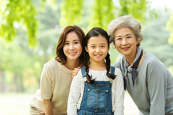 포토 JPG 주간 응시 공원 여자 노년 어린이 가족 모녀 서기 미소 사람 상반신 성인 야외 앞모습 세명 30대 한국인 나뭇가지 60대 삼대 며느리 남이섬 여자만 어깨에손 국내포토 자연요소 나무 시선 공공시설 딸 뷰포인트 섬 관계 모션 엄마 표정 동양인 장년 강원도 파일형식