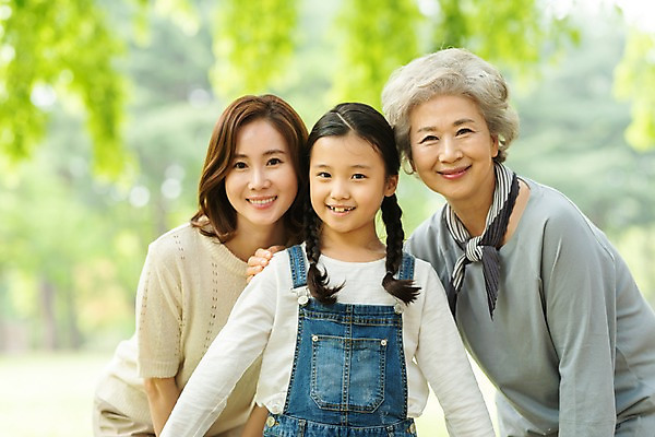 포토 JPG 주간 응시 공원 여자 노년 어린이 가족 모녀 서기 미소 사람 상반신 성인 야외 앞모습 세명 30대 한국인 나뭇가지 60대 삼대 며느리 남이섬 여자만 어깨에손 국내포토 자연요소 나무 시선 공공시설 딸 뷰포인트 섬 관계 모션 엄마 표정 동양인 장년 강원도 파일형식