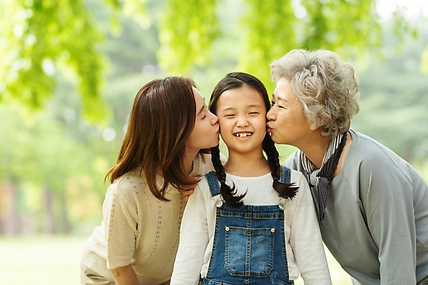 포토 JPG 주간 공원 여자 노년 어린이 가족 모녀 키스 사랑 서기 미소 사람 상반신 성인 야외 앞모습 옆모습 세명 30대 눈감음 한국인 나뭇가지 60대 삼대 며느리 남이섬 여자만 국내포토 자연요소 나무 공공시설 딸 감정 뷰포인트 섬 관계 모션 엄마 표정 동양인 장년 애정표현 강원도 파일형식