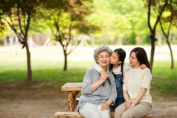 포토 JPG 주간 나무 응시 공원 여자 노년 어린이 벤치 가족 모녀 키스 미소 사람 앉기 잔디 상반신 성인 야외 앞모습 세명 30대 손잡기 한국인 60대 숲 삼대 며느리 남이섬 여자만 국내포토 자연요소 식물 시선 공공시설 딸 뷰포인트 섬 의자 관계 모션 엄마 표정 동양인 장년 애정표현 강원도 파일형식