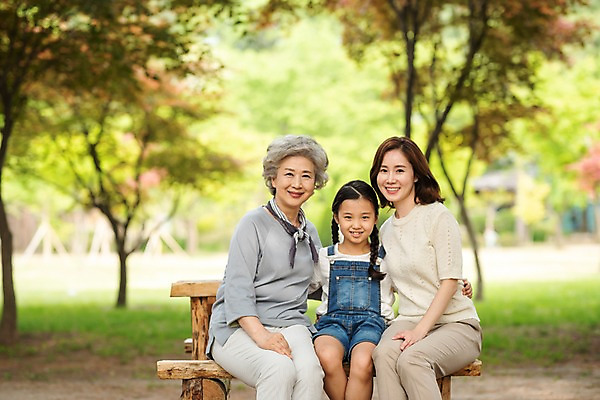포토 JPG 주간 나무 응시 공원 여자 노년 어린이 허리손 벤치 가족 모녀 미소 사람 앉기 잔디 상반신 성인 야외 앞모습 세명 30대 한국인 60대 숲 삼대 며느리 남이섬 여자만 국내포토 자연요소 식물 시선 공공시설 딸 뷰포인트 섬 포즈 의자 관계 모션 엄마 표정 동양인 장년 강원도 파일형식