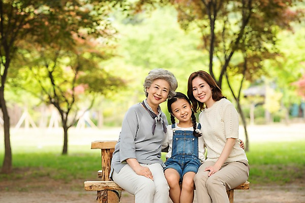 포토 JPG 주간 나무 응시 공원 여자 노년 어린이 허리손 벤치 가족 모녀 미소 사람 앉기 잔디 상반신 성인 야외 앞모습 세명 30대 한국인 60대 숲 삼대 며느리 남이섬 여자만 국내포토 자연요소 식물 시선 공공시설 딸 뷰포인트 섬 포즈 의자 관계 모션 엄마 표정 동양인 장년 강원도 파일형식