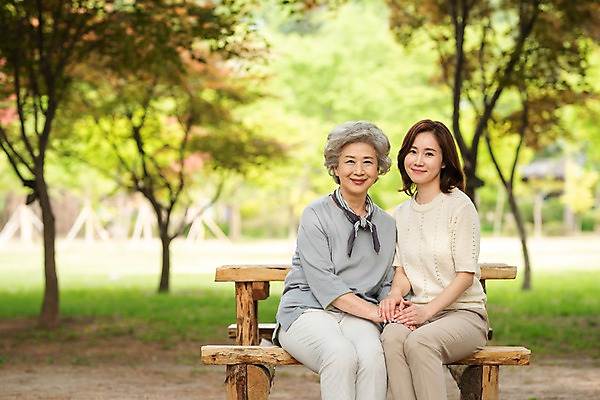 포토 JPG 주간 나무 응시 공원 여자 노년 벤치 가족 미소 사람 앉기 잔디 상반신 성인 야외 두명 앞모습 30대 한국인 60대 숲 삼대 숲길 고부지간 남이섬 여자만 국내포토 자연요소 식물 시선 공공시설 길 뷰포인트 섬 의자 관계 모션 표정 동양인 장년 강원도 파일형식