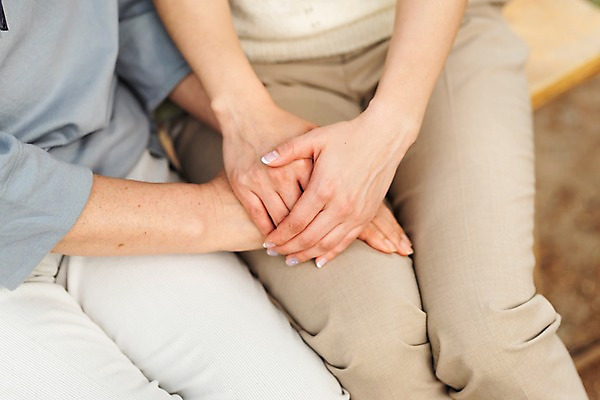 포토 JPG 주간 여자 노년 벤치 가족 사람 앉기 근접촬영 성인 야외 두명 신체부위 30대 한국인 양손 60대 삼대 고부지간 남이섬 손맞잡기 여자만 국내포토 자연요소 손 뷰포인트 섬 의자 관계 모션 동양인 장년 손잡기 강원도 파일형식