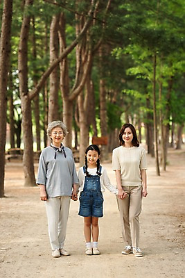 포토 JPG 주간 전신 나무 응시 공원 여자 노년 어린이 가족 모녀 서기 미소 사람 성인 야외 앞모습 세명 30대 손잡기 한국인 60대 숲 삼대 며느리 남이섬 흙길 여자만 국내포토 자연요소 식물 시선 공공시설 딸 길 뷰포인트 섬 관계 모션 엄마 표정 동양인 장년 흙 강원도 파일형식
