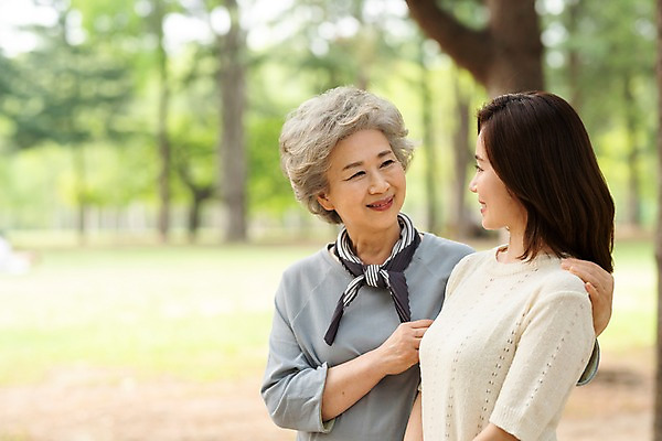 포토 JPG 주간 나무 응시 공원 여자 노년 가족 서기 미소 사람 잔디 상반신 성인 야외 두명 앞모습 옆모습 30대 마주보기 한국인 60대 숲 삼대 고부지간 남이섬 여자만 어깨에손 국내포토 자연요소 식물 시선 공공시설 뷰포인트 섬 관계 모션 표정 동양인 장년 강원도 파일형식