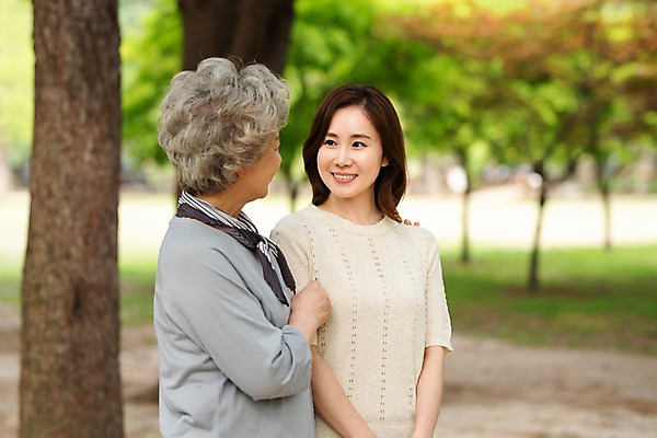 포토 JPG 주간 나무 응시 공원 여자 노년 가족 서기 미소 사람 상반신 성인 야외 두명 앞모습 옆모습 30대 마주보기 한국인 60대 숲 삼대 고부지간 남이섬 여자만 어깨에손 국내포토 자연요소 식물 시선 공공시설 뷰포인트 섬 관계 모션 표정 동양인 장년 강원도 파일형식