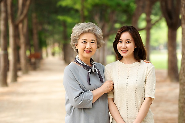 포토 JPG 주간 나무 응시 공원 여자 노년 가족 서기 미소 사람 상반신 성인 야외 두명 앞모습 30대 한국인 60대 숲 삼대 고부지간 공원길 남이섬 여자만 어깨에손 국내포토 자연요소 식물 시선 공공시설 길 뷰포인트 섬 관계 모션 표정 동양인 장년 강원도 파일형식