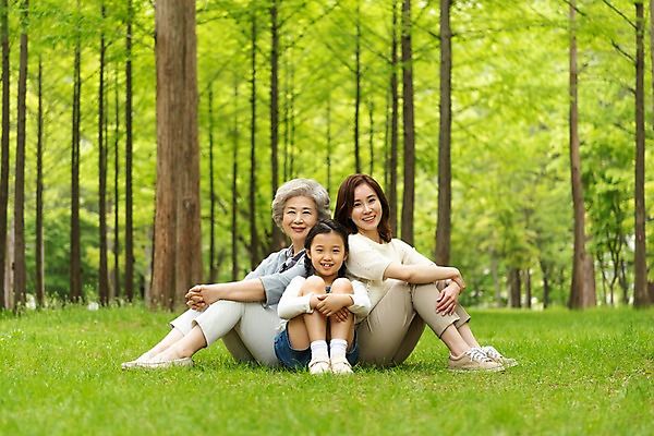 포토 JPG 주간 전신 나무 응시 공원 여자 노년 어린이 가족 모녀 미소 사람 앉기 잔디 성인 야외 앞모습 옆모습 세명 30대 한국인 등맞대기 60대 숲 삼대 며느리 남이섬 여자만 국내포토 자연요소 식물 시선 공공시설 딸 뷰포인트 섬 관계 모션 엄마 표정 동양인 장년 강원도 파일형식