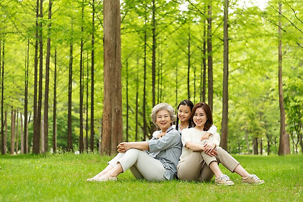 포토 JPG 주간 전신 나무 응시 공원 여자 노년 어린이 가족 안기 모녀 미소 사람 앉기 잔디 성인 야외 앞모습 옆모습 세명 30대 한국인 60대 숲 삼대 며느리 남이섬 여자만 국내포토 자연요소 식물 시선 공공시설 딸 뷰포인트 섬 관계 모션 엄마 표정 동양인 장년 강원도 파일형식