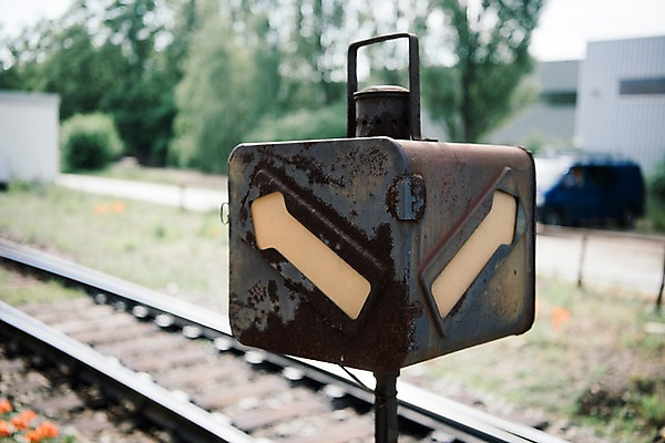 포토 JPG 주간 화살표 여행 유럽풍경 풍경 사람없음 야외 아웃포커스 도시풍경 기찻길 감성 체코 프라하 동유럽 방향표지판 철도의날 국내포토 자연요소 유럽 컨셉 촬영기법 도시 표지판 파일형식 법정기념일