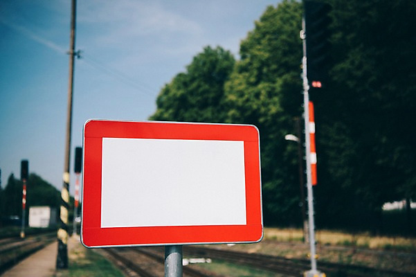 포토 JPG 주간 여행 유럽풍경 풍경 사람없음 야외 아웃포커스 도시풍경 기찻길 표지판 감성 체코 프라하 동유럽 국내포토 자연요소 유럽 컨셉 알림판 촬영기법 도시 파일형식