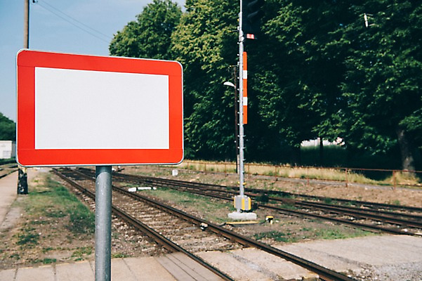 포토 JPG 주간 나무 여행 유럽풍경 풍경 사람없음 야외 도시풍경 기찻길 표지판 감성 체코 프라하 동유럽 국내포토 자연요소 식물 유럽 컨셉 알림판 도시 파일형식