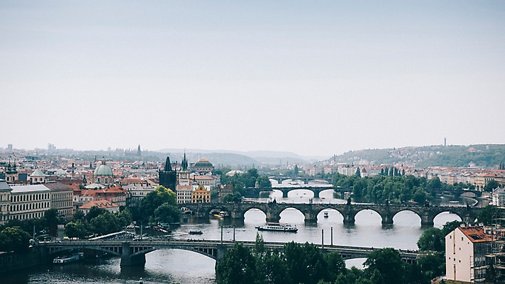 포토 JPG 주간 나무 여행 유럽풍경 풍경 사람없음 야외 강 도시풍경 유람선 감성 체코 프라하 동유럽 카를교 국내포토 자연요소 식물 유럽 컨셉 배_교통 다리_건축물 도시 파일형식
