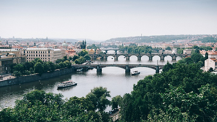 포토 JPG 주간 나무 여행 유럽풍경 풍경 사람없음 야외 강 도시풍경 유람선 감성 체코 프라하 동유럽 카를교 국내포토 자연요소 식물 유럽 컨셉 배_교통 다리_건축물 도시 파일형식