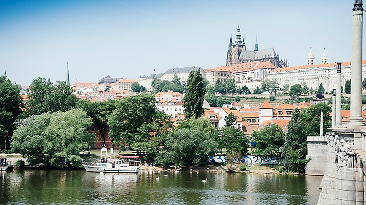 포토 JPG 주간 나무 여행 유럽풍경 유럽건축 풍경 사람없음 야외 강 도시풍경 감성 체코 프라하 동유럽 카를교 국내포토 자연요소 식물 유럽 컨셉 서양건축 다리_건축물 도시 파일형식