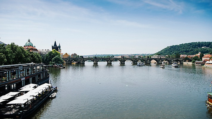 포토 JPG 주간 나무 여행 유럽풍경 하늘 풍경 사람없음 야외 강 도시풍경 유람선 감성 체코 프라하 동유럽 카를교 국내포토 자연요소 식물 유럽 컨셉 배_교통 다리_건축물 도시 파일형식