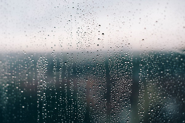 포토 JPG 주간 여행 유럽풍경 창문 풍경 사람없음 야외 도시풍경 빗방울 감성 체코 프라하 동유럽 국내포토 자연요소 유럽 컨셉 도시 비_날씨 파일형식