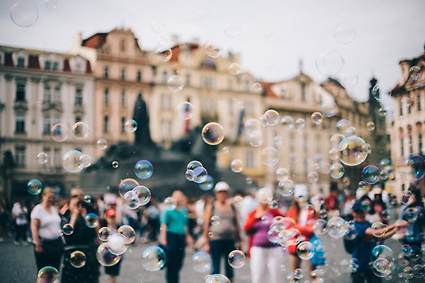 포토 JPG 주간 여행 유럽풍경 풍경 여러명 야외 아웃포커스 도시풍경 비눗방울 군중 감성 체코 프라하 동유럽 국내포토 자연요소 유럽 다수 컨셉 촬영기법 사람 도시 파일형식