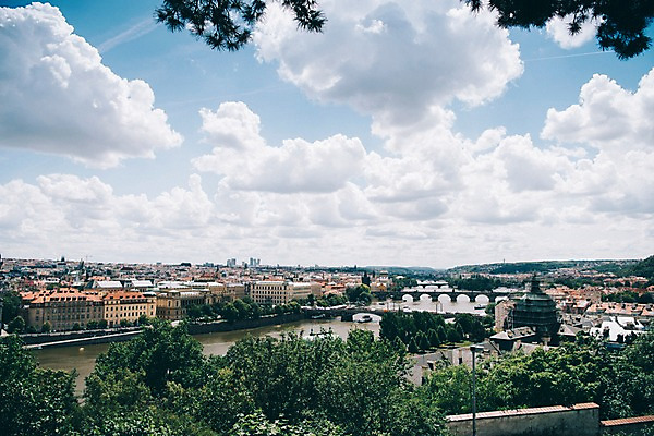 포토 JPG 주간 구름 여행 유럽풍경 하늘 유럽건축 풍경 사람없음 야외 강 도시풍경 감성 체코 프라하 동유럽 카를교 국내포토 자연요소 유럽 컨셉 서양건축 다리_건축물 도시 파일형식
