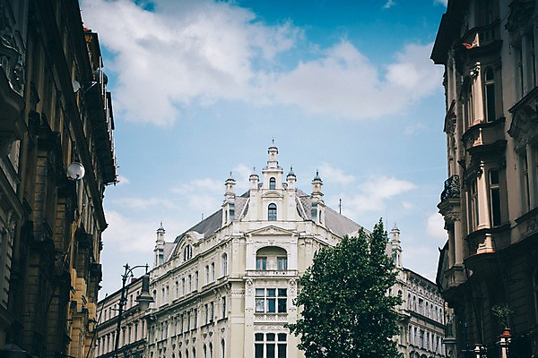 포토 JPG 주간 나무 구름 건축물 여행 유럽풍경 하늘 유럽건축 풍경 사람없음 야외 도시풍경 감성 체코 프라하 동유럽 국내포토 자연요소 식물 건축 유럽 컨셉 서양건축 도시 파일형식