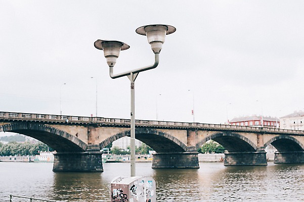포토 JPG 주간 여행 가로등 유럽풍경 풍경 사람없음 야외 강 도시풍경 감성 체코 프라하 동유럽 가교 국내포토 자연요소 건축물 공공시설 유럽 컨셉 도시 파일형식